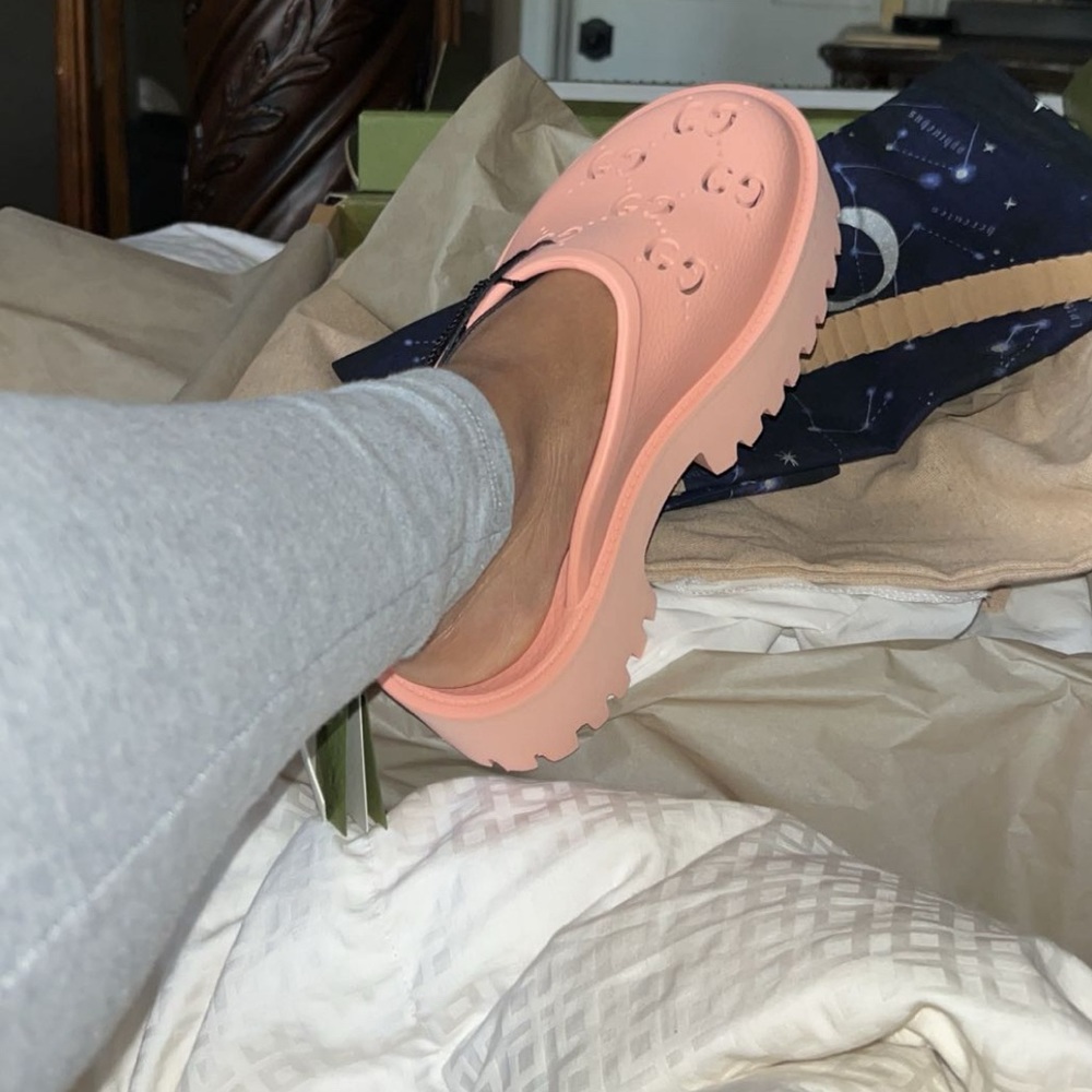 Gucci peach platform slides